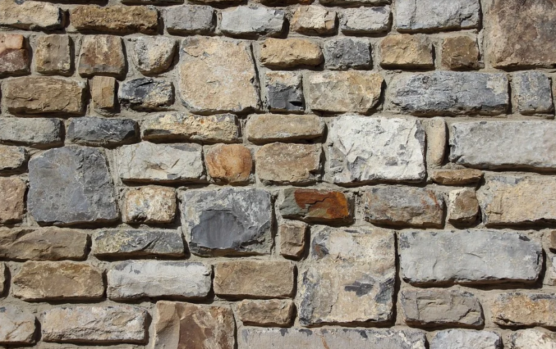 Mur et tour de piscine en imitation fausses pierres à Avignon