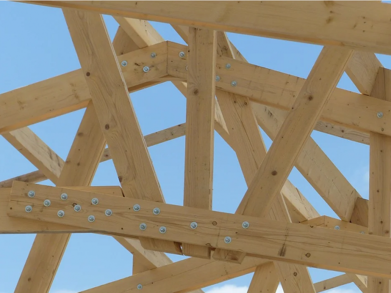 Couvreur pour rénovation de charpente en bois traditionnelle à Cuers dans le Var