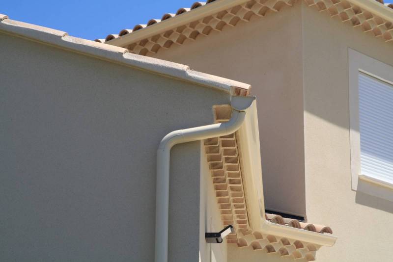 Installation et remplacement de gouttières en zinc à Montélimar avec la SARL Clem