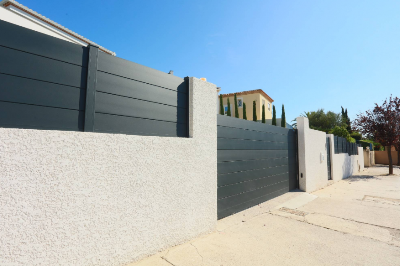 Portail coulissant en alu sur-mesure avec l'entreprise IRTH Ouvertures 