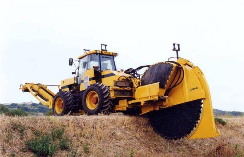 Trancheuse avec chauffeur pour installation de réseaux d 'eau ou de gaz à Nice et toute la région PACA